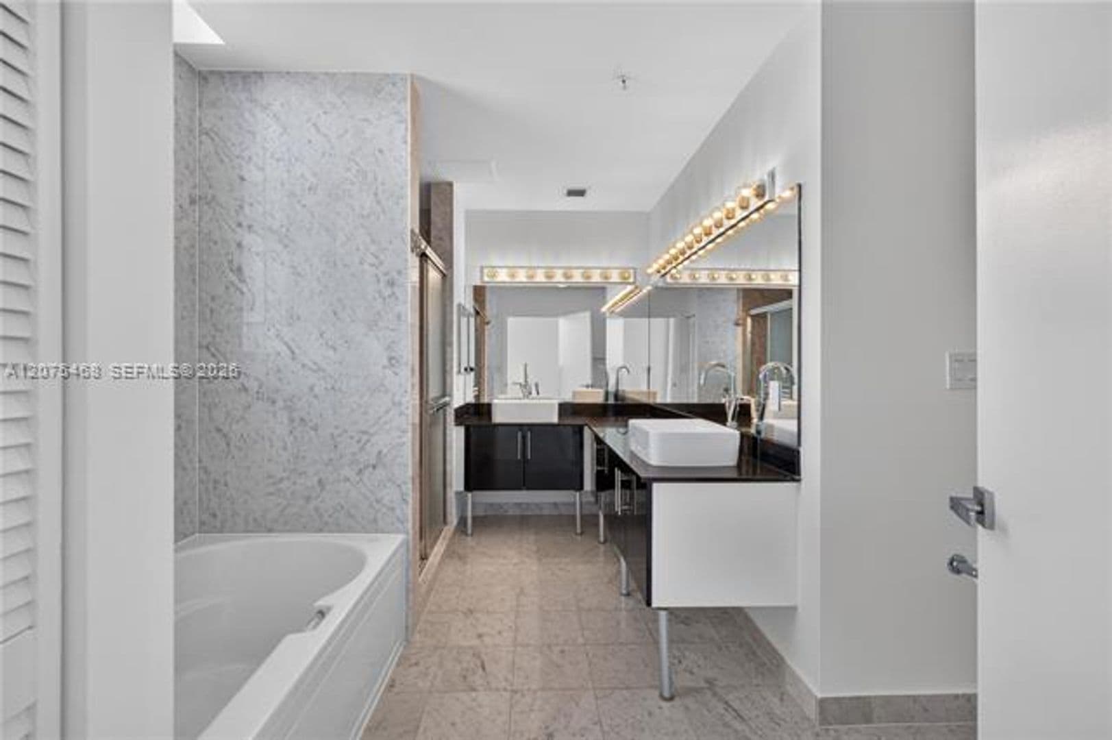 Miami Condo: 31 SE 5th St cu-4212