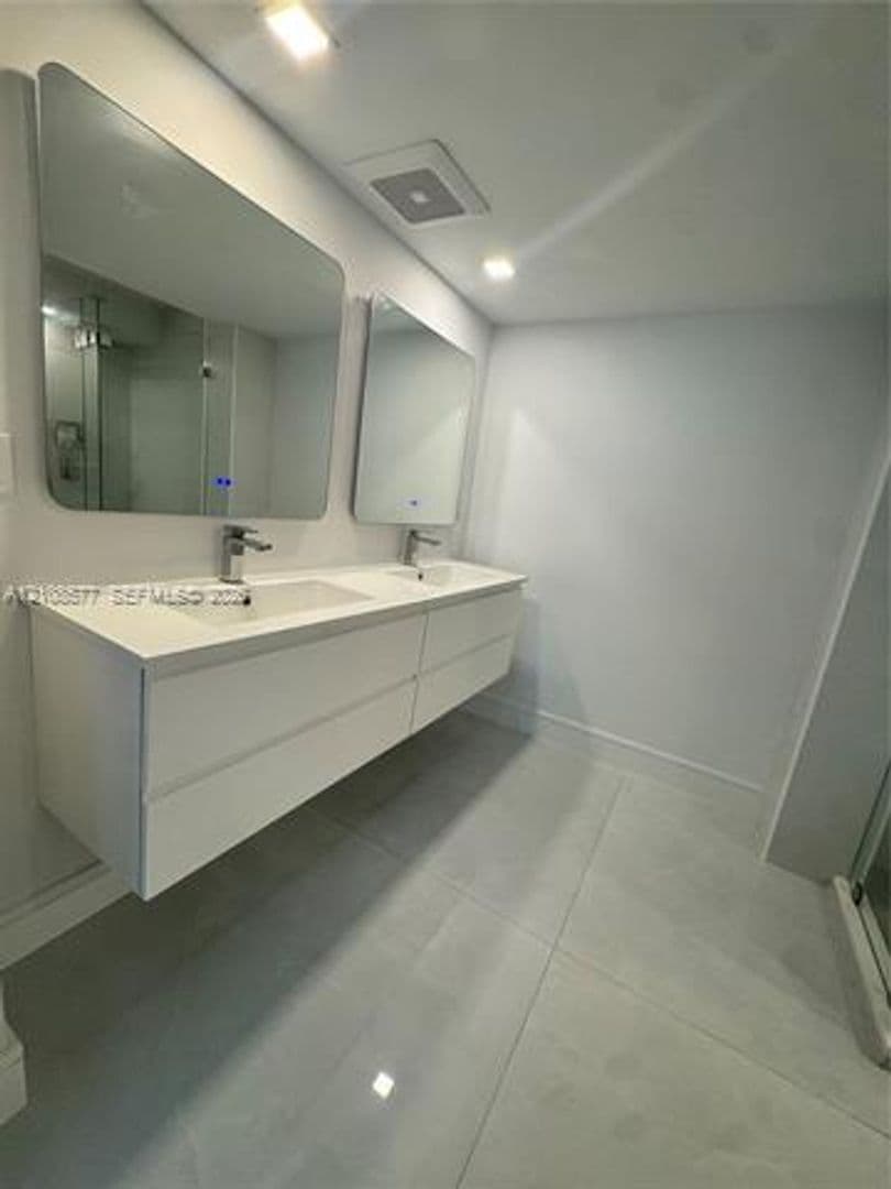 Miami Beach Condo: 6039 Collins Ave cu-715