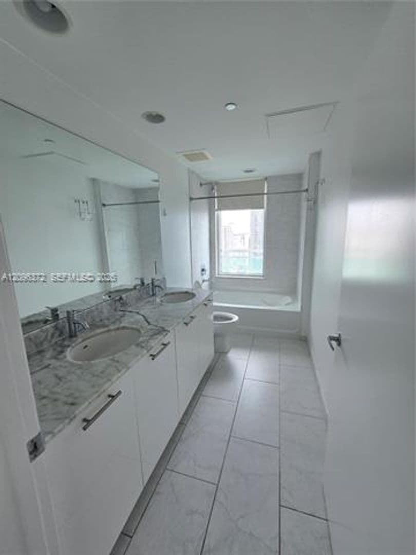 Miami Condo: 950 Brickell Bay Dr cu-3300