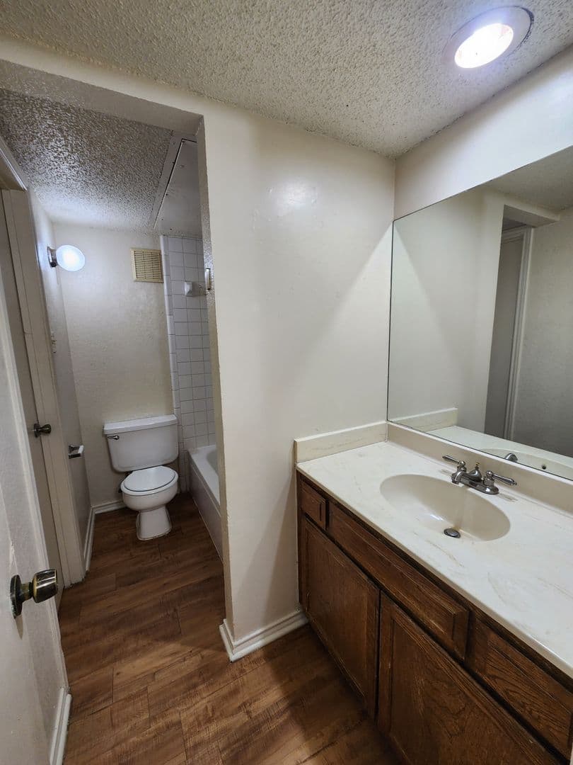 Fort Worth House: 6702 South Creek Dr