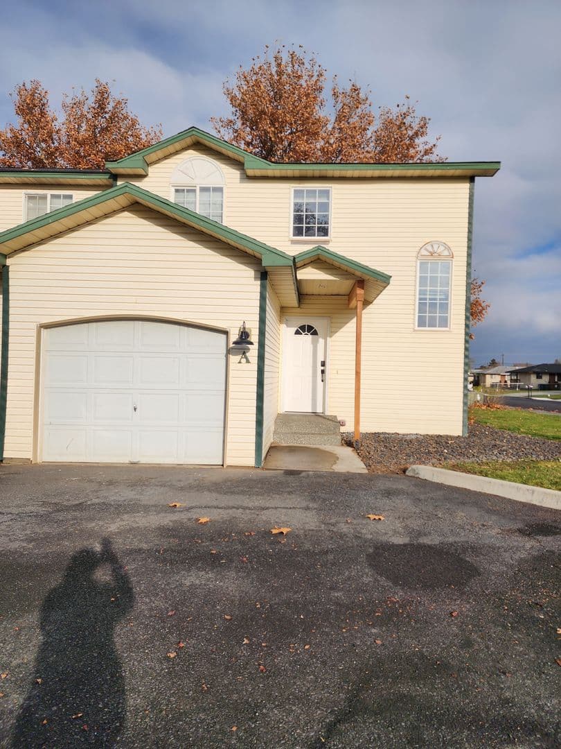 Moses Lake Apartment: 1416 South Skyline Drive