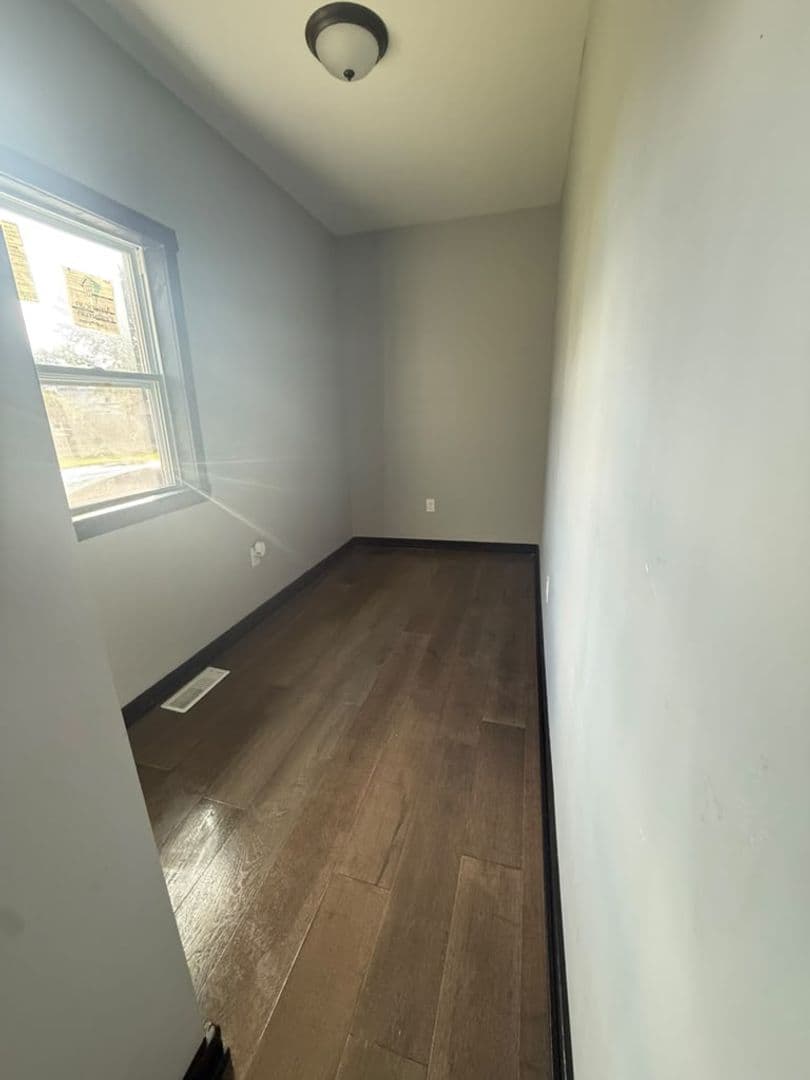 Newark House: 154 Rear S 6th St