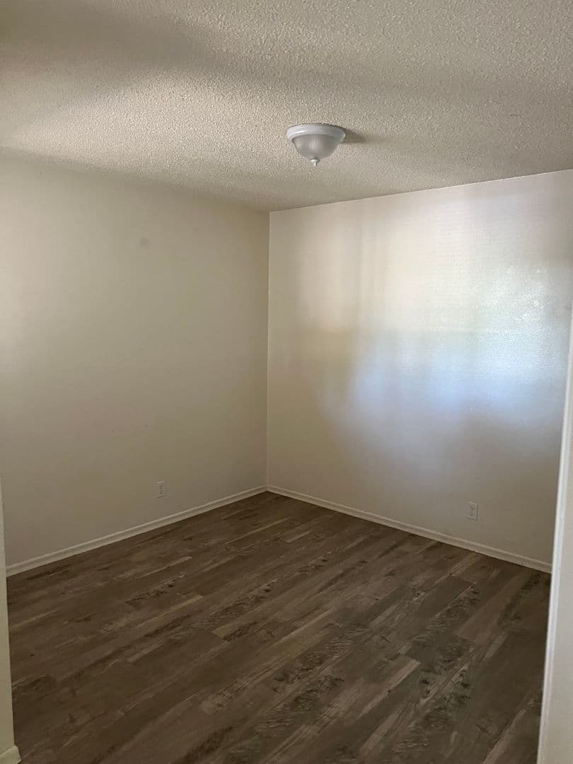 Roseburg Apartment: 555 W Agee St