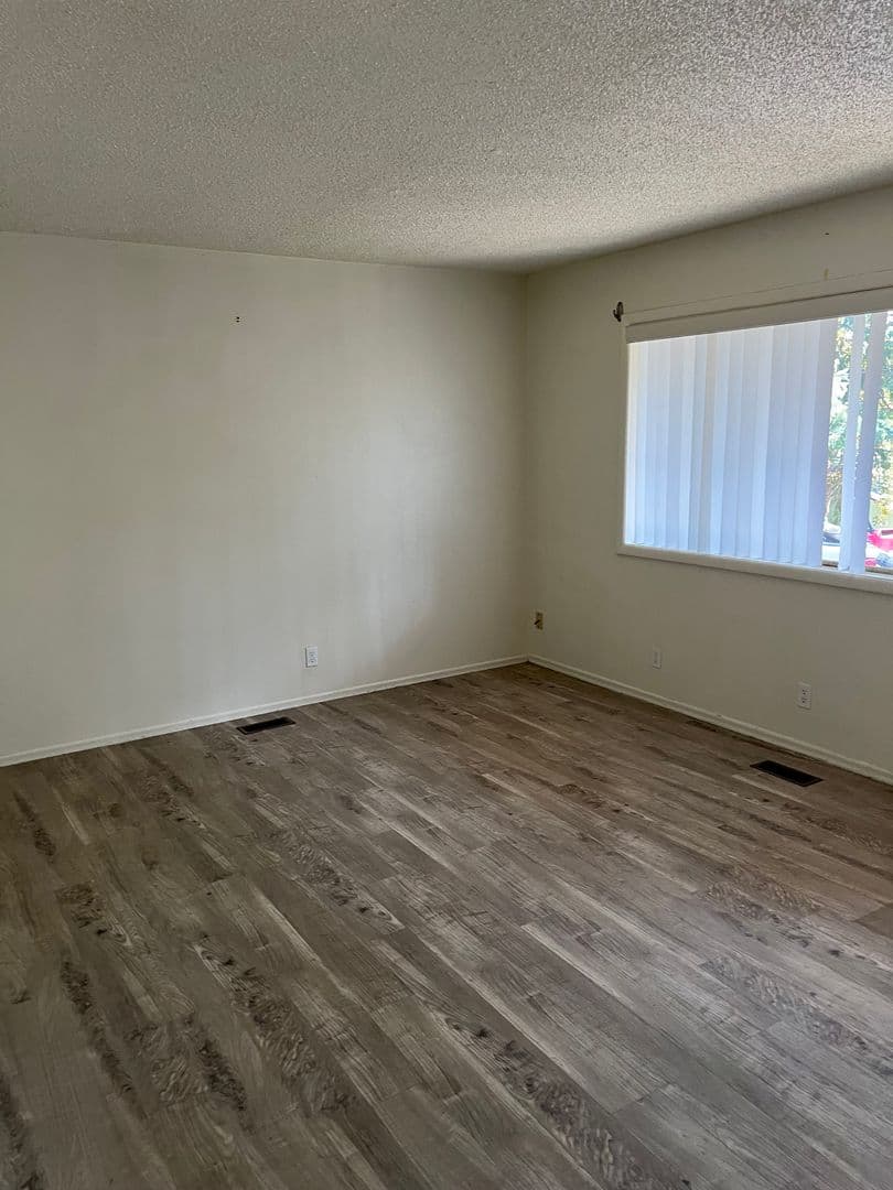 Roseburg Apartment: 555 W Agee St