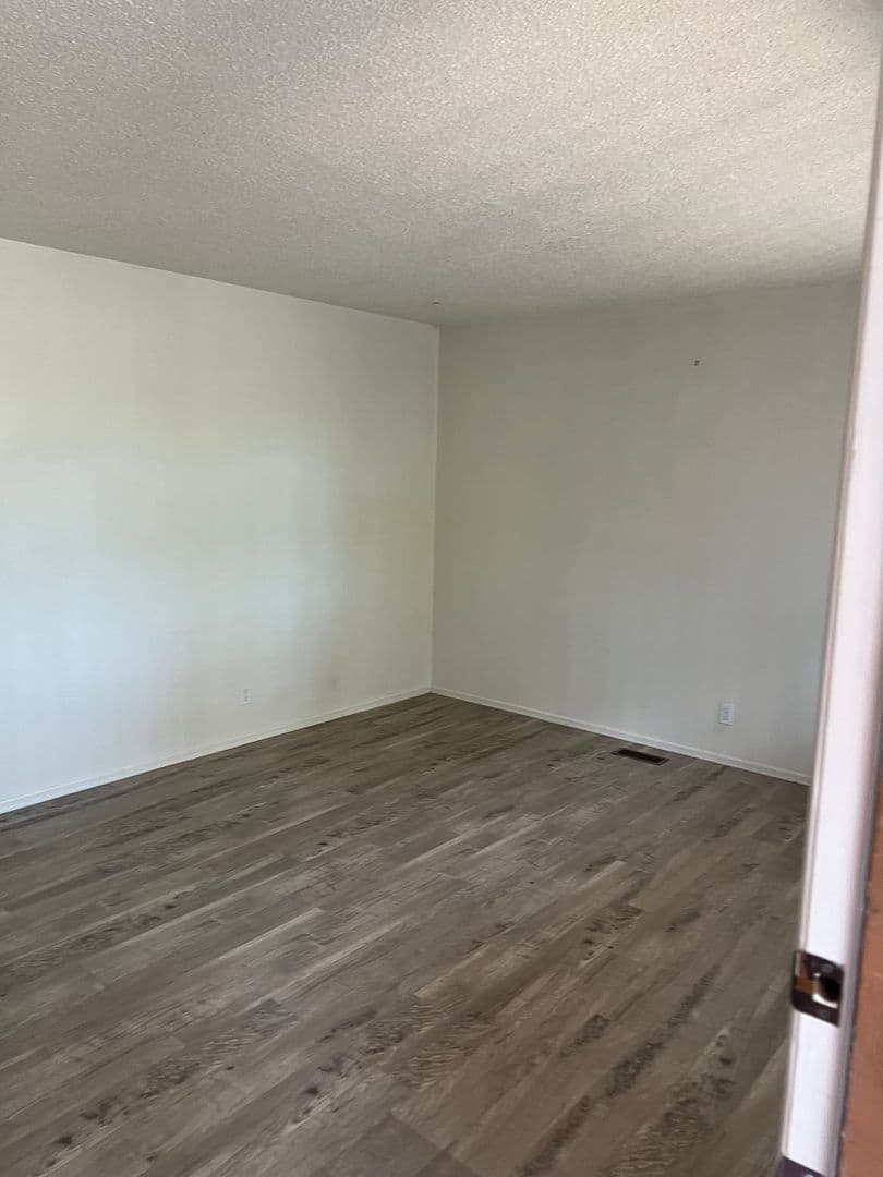 Roseburg Apartment: 555 W Agee St