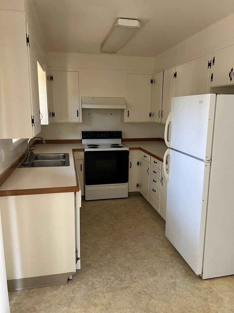 Roseburg Apartment: 555 W Agee St