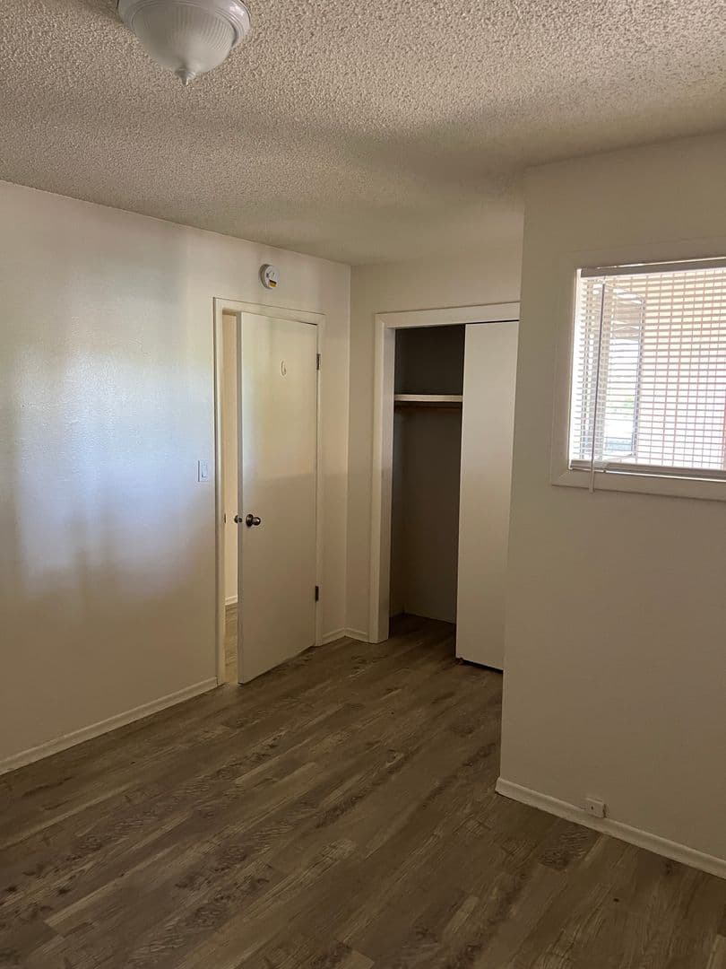 Roseburg Apartment: 555 W Agee St