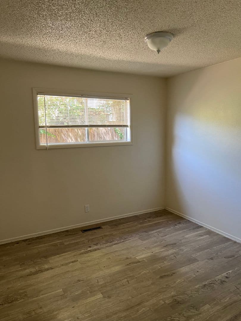 Roseburg Apartment: 555 W Agee St