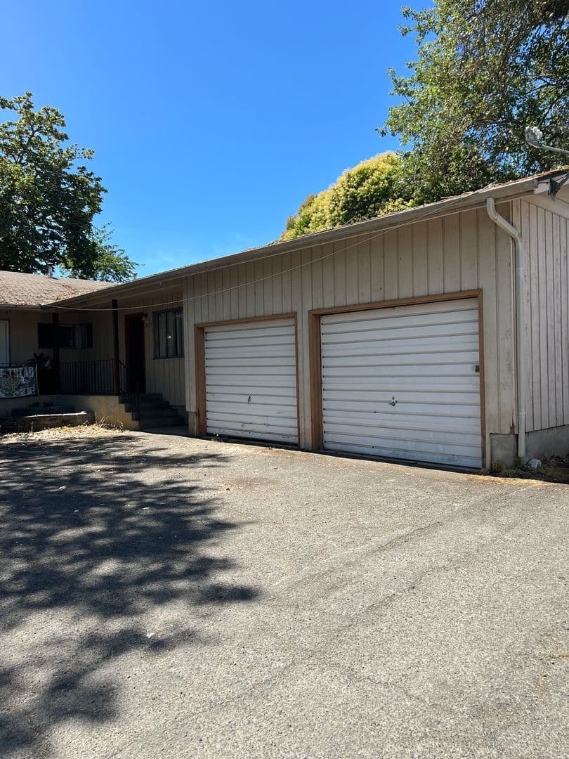 Roseburg Apartment: 555 W Agee St