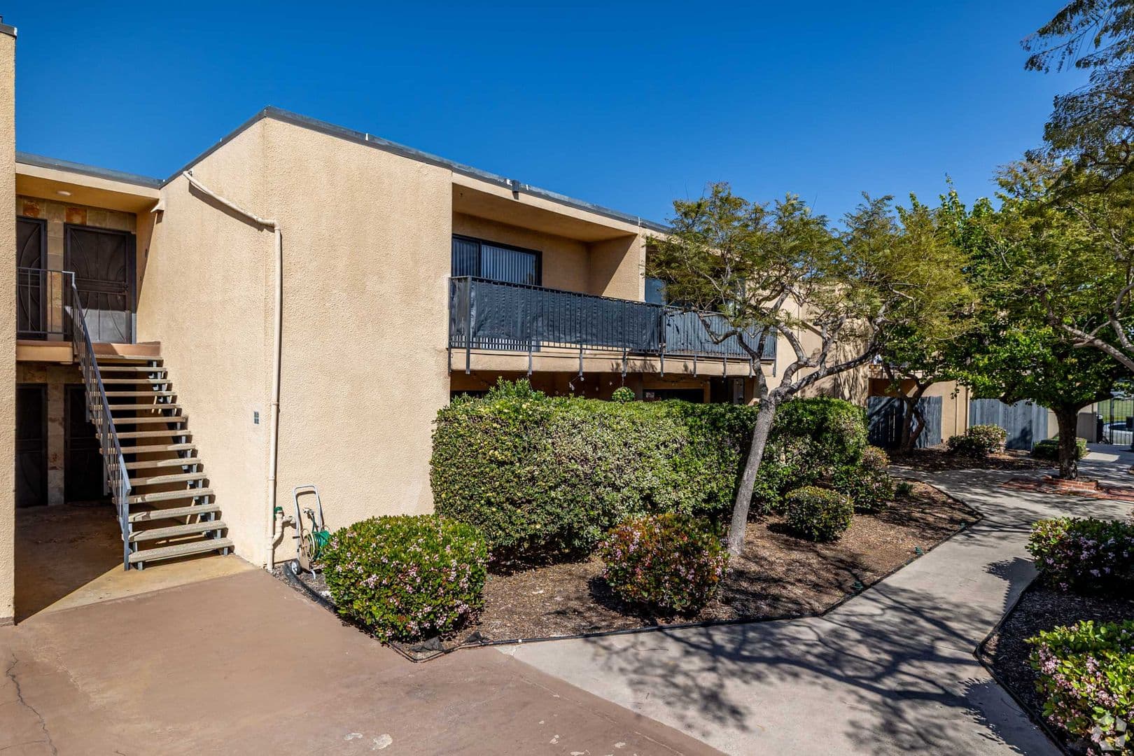 Torrance Apartment: 1500 Hickory Avenue