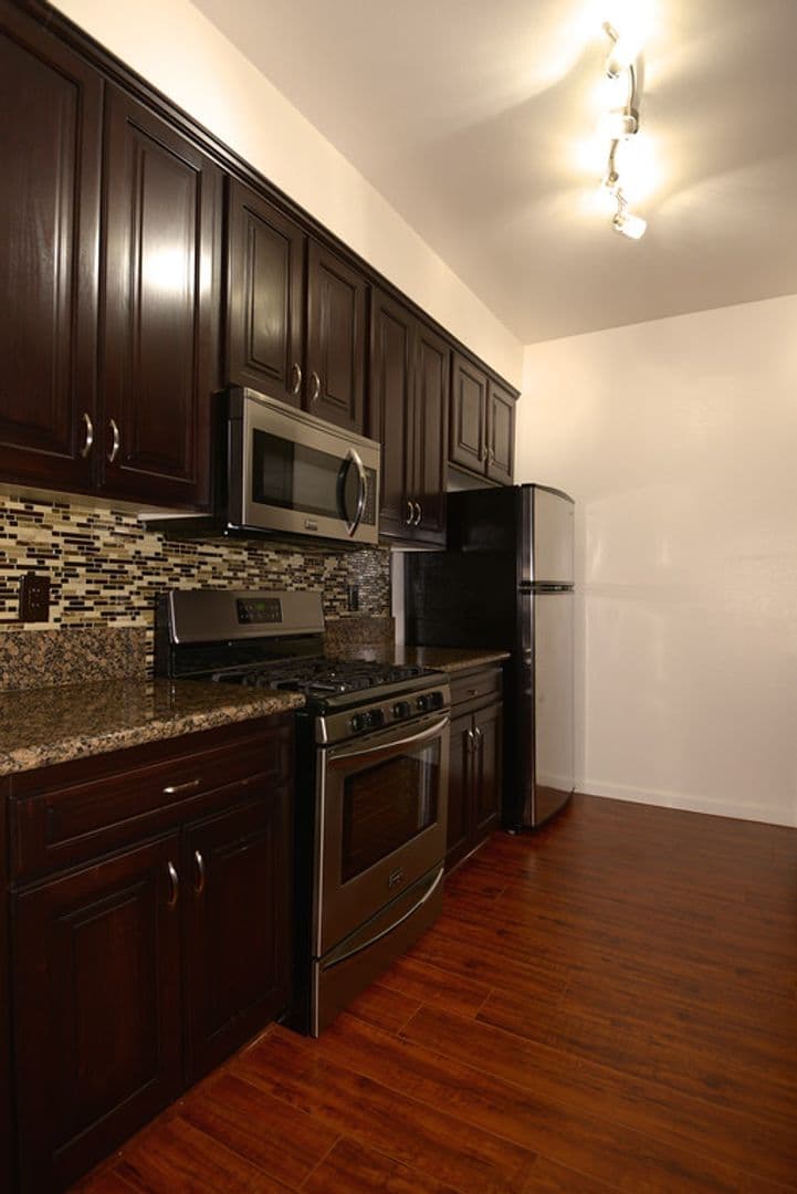 Los Angeles Apartment: 426 South Sepulveda