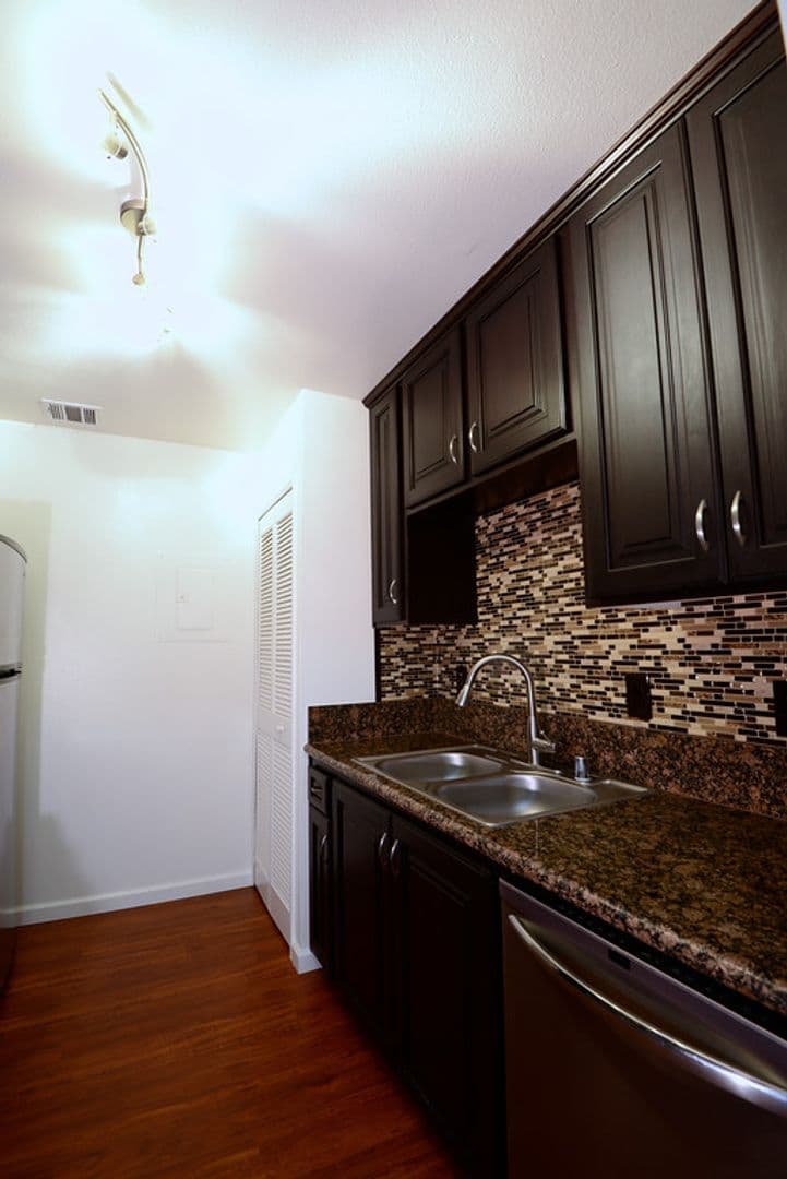 Los Angeles Apartment: 426 South Sepulveda