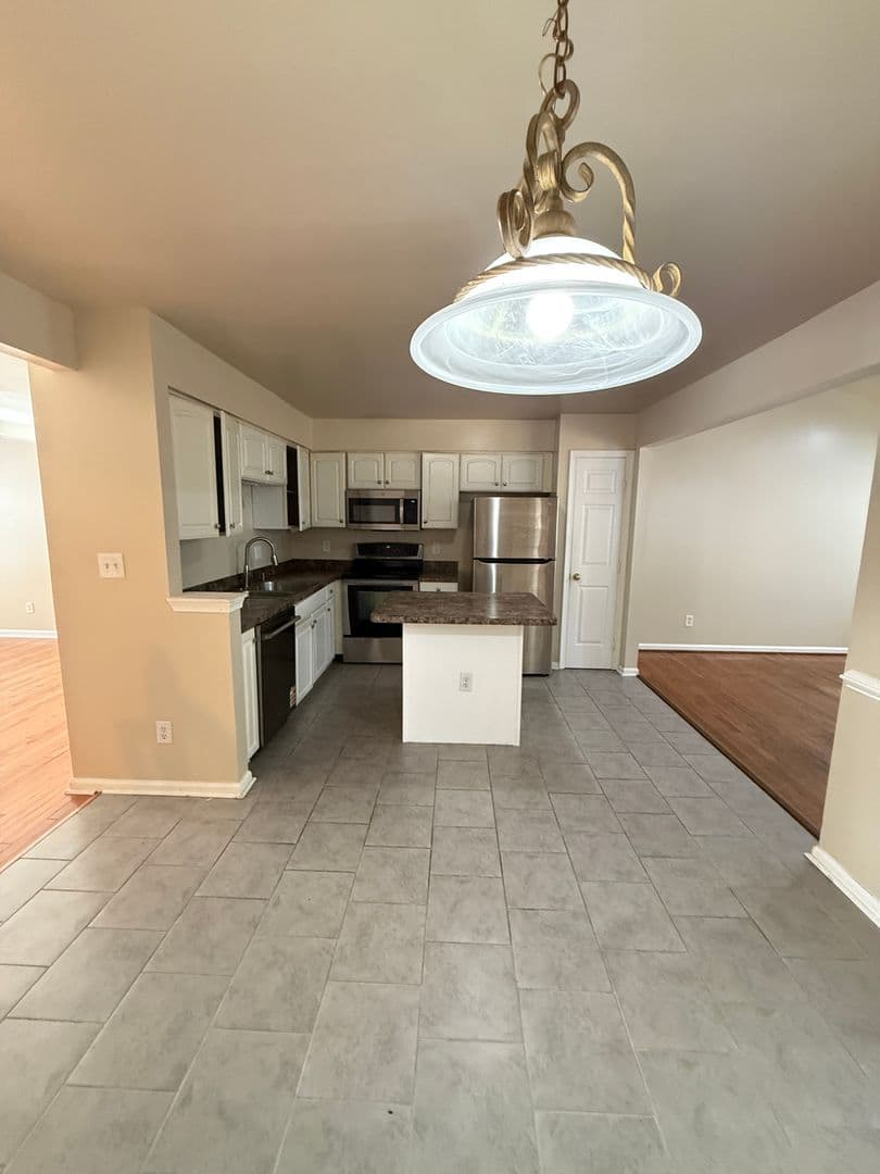 Woodbridge House: 12800 Silvia Loop