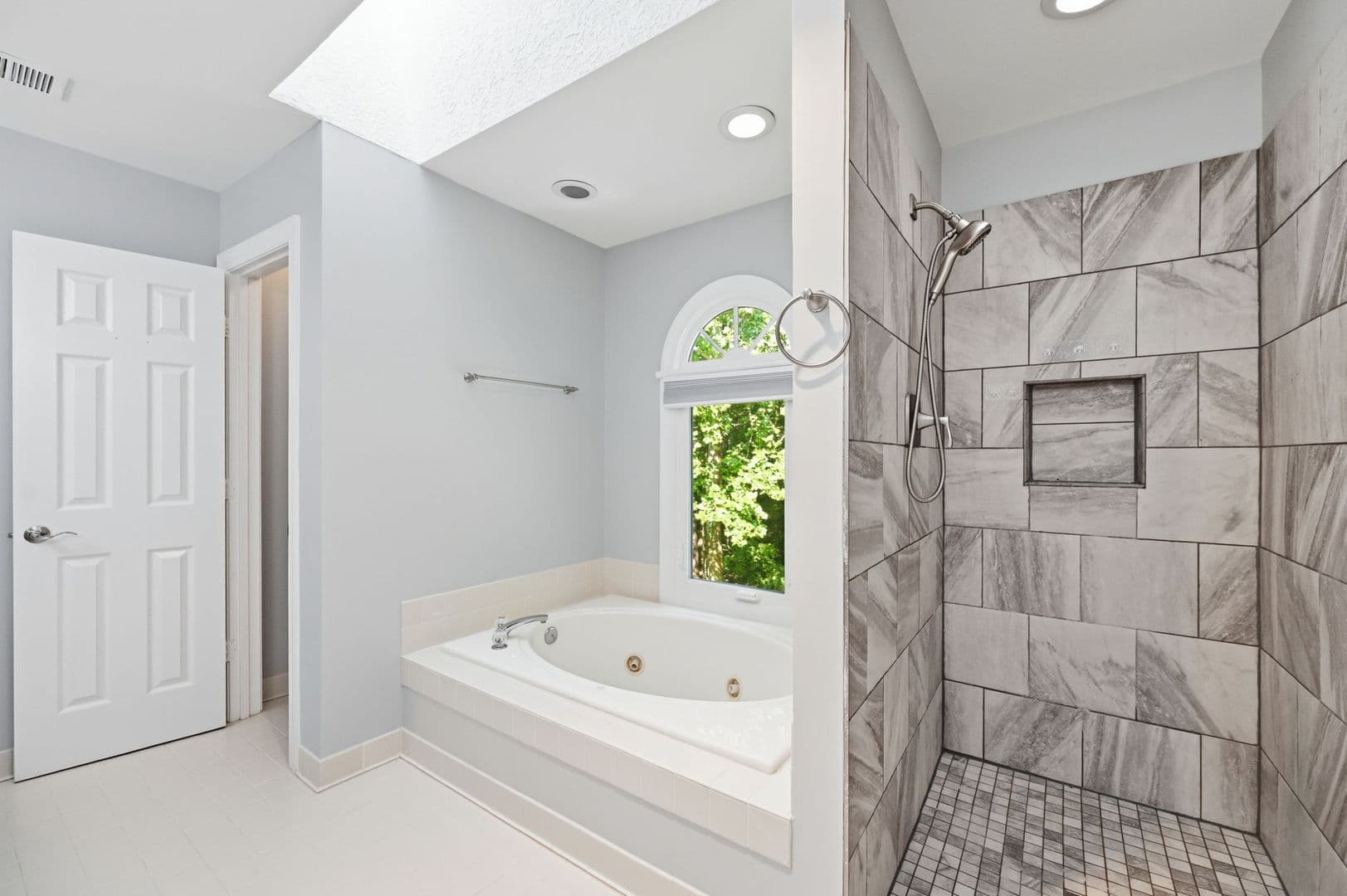Fredericksburg House: 2 English Hills Dr