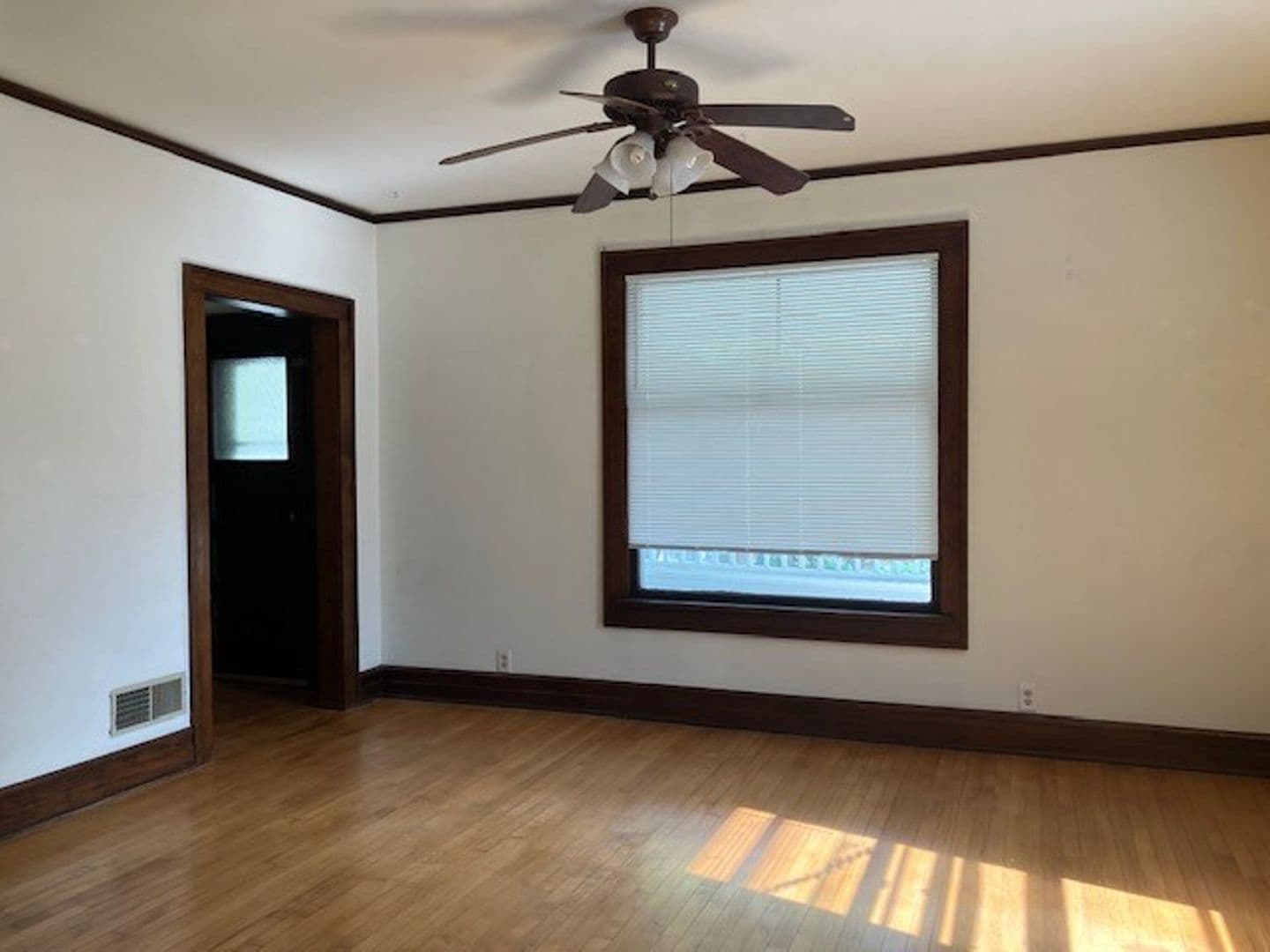 Burlington Apartment: 217-219 W. Chestnut St.