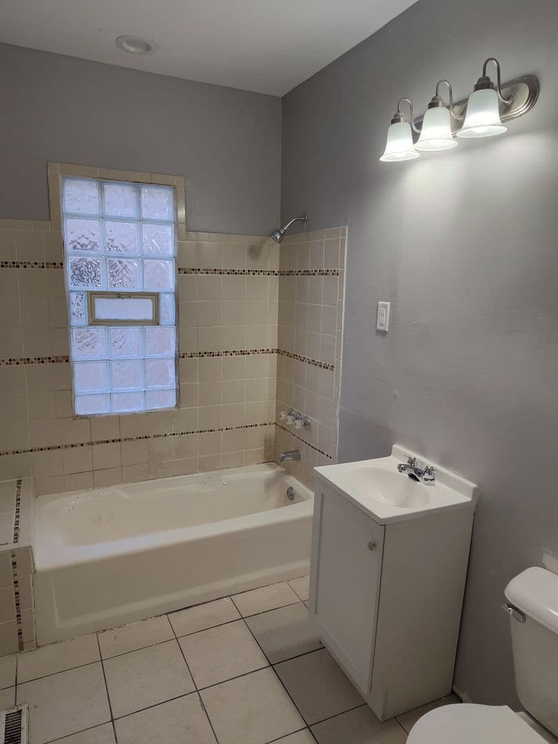 MILWAUKEE Apartment: 2545 N 21ST STREET