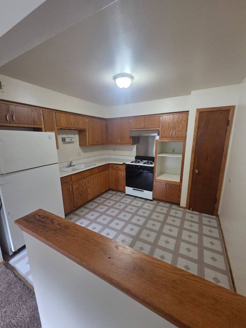 MILWAUKEE Apartment: 6600 N 77TH ST