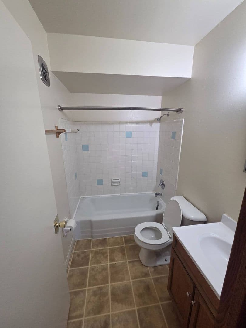 MILWAUKEE Apartment: 6600 N 77TH ST