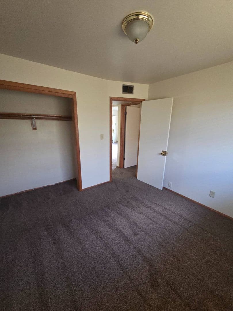 MILWAUKEE Apartment: 6600 N 77TH ST
