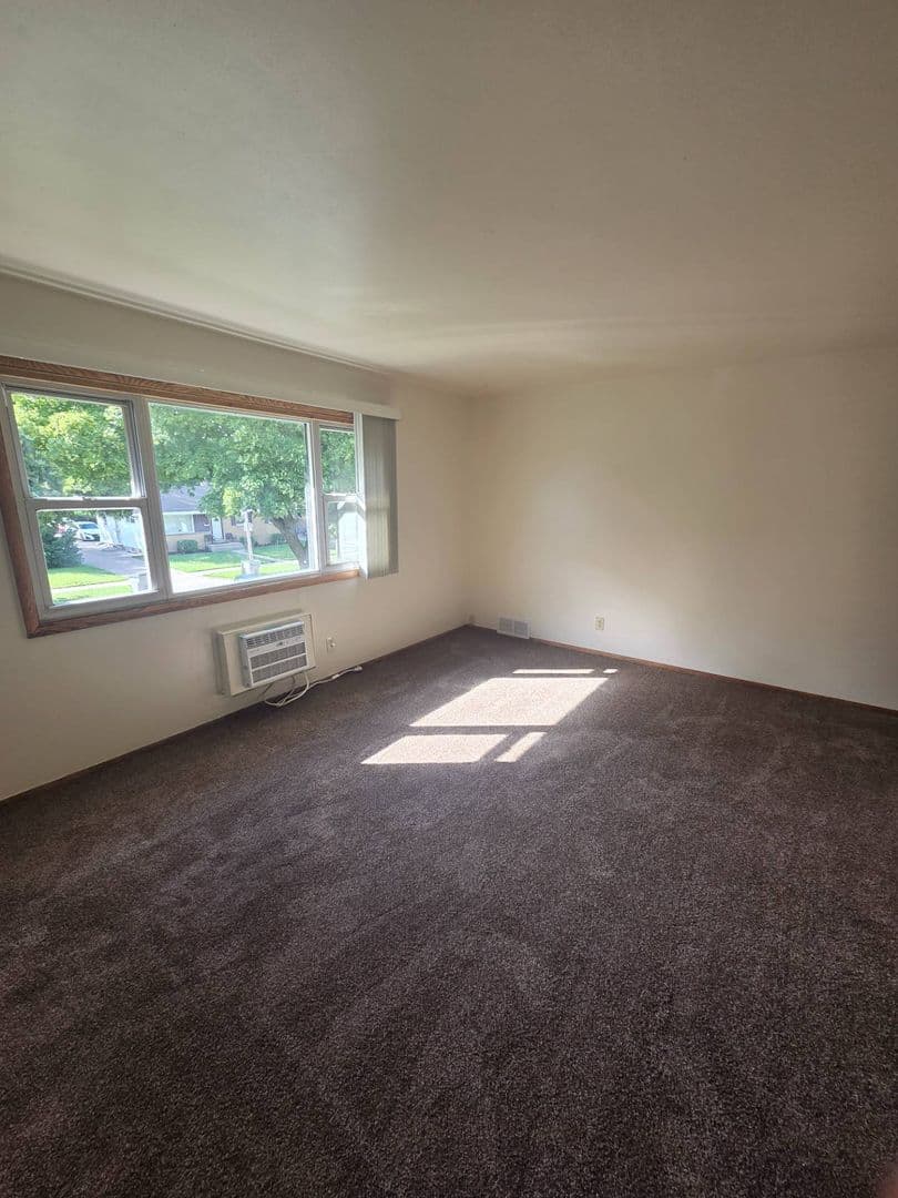 MILWAUKEE Apartment: 6600 N 77TH ST