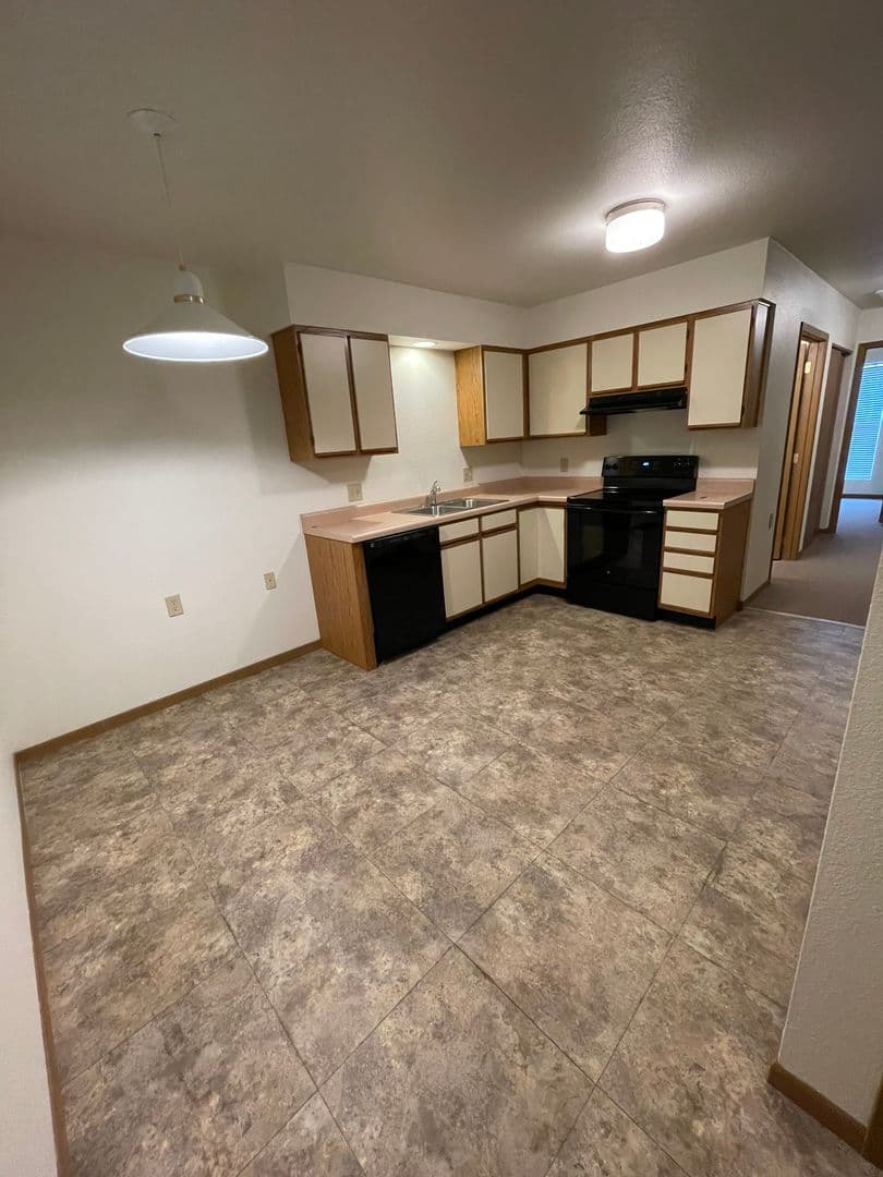 Pratt Apartment: 1500 E. 6th St.