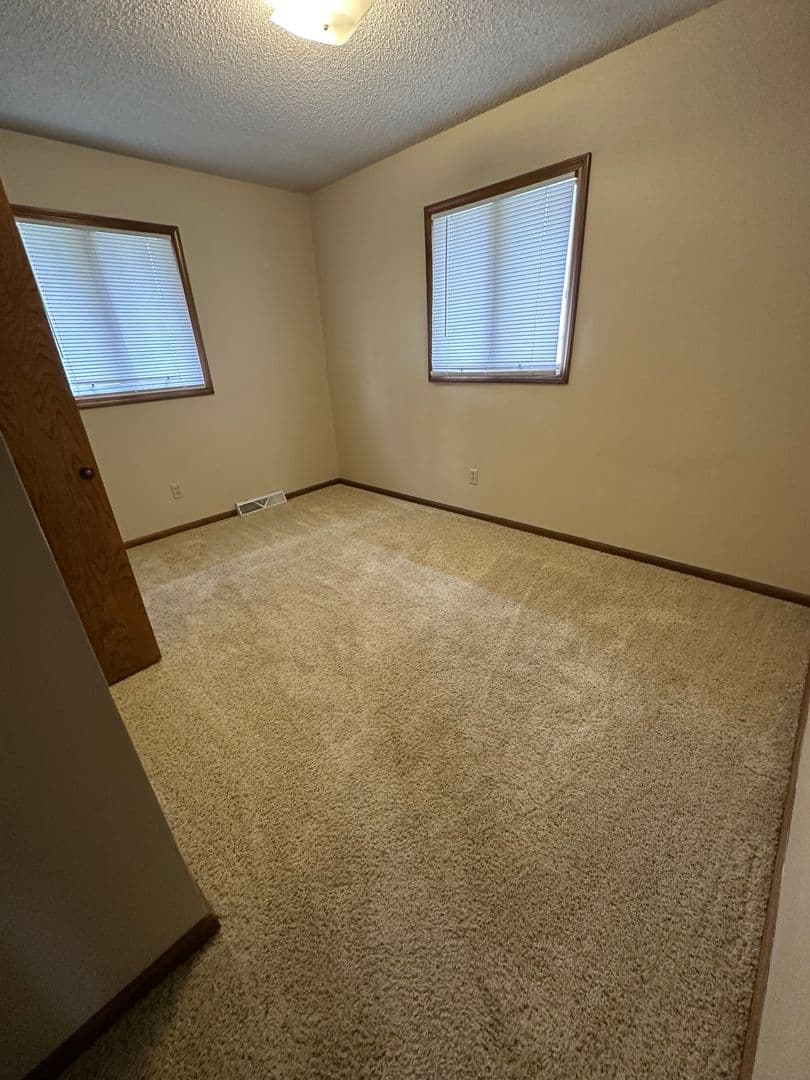 Russell Apartment: 523 West Jewell