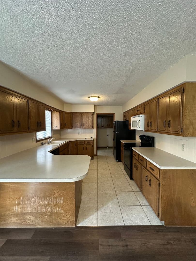 Russell Apartment: 523 West Jewell