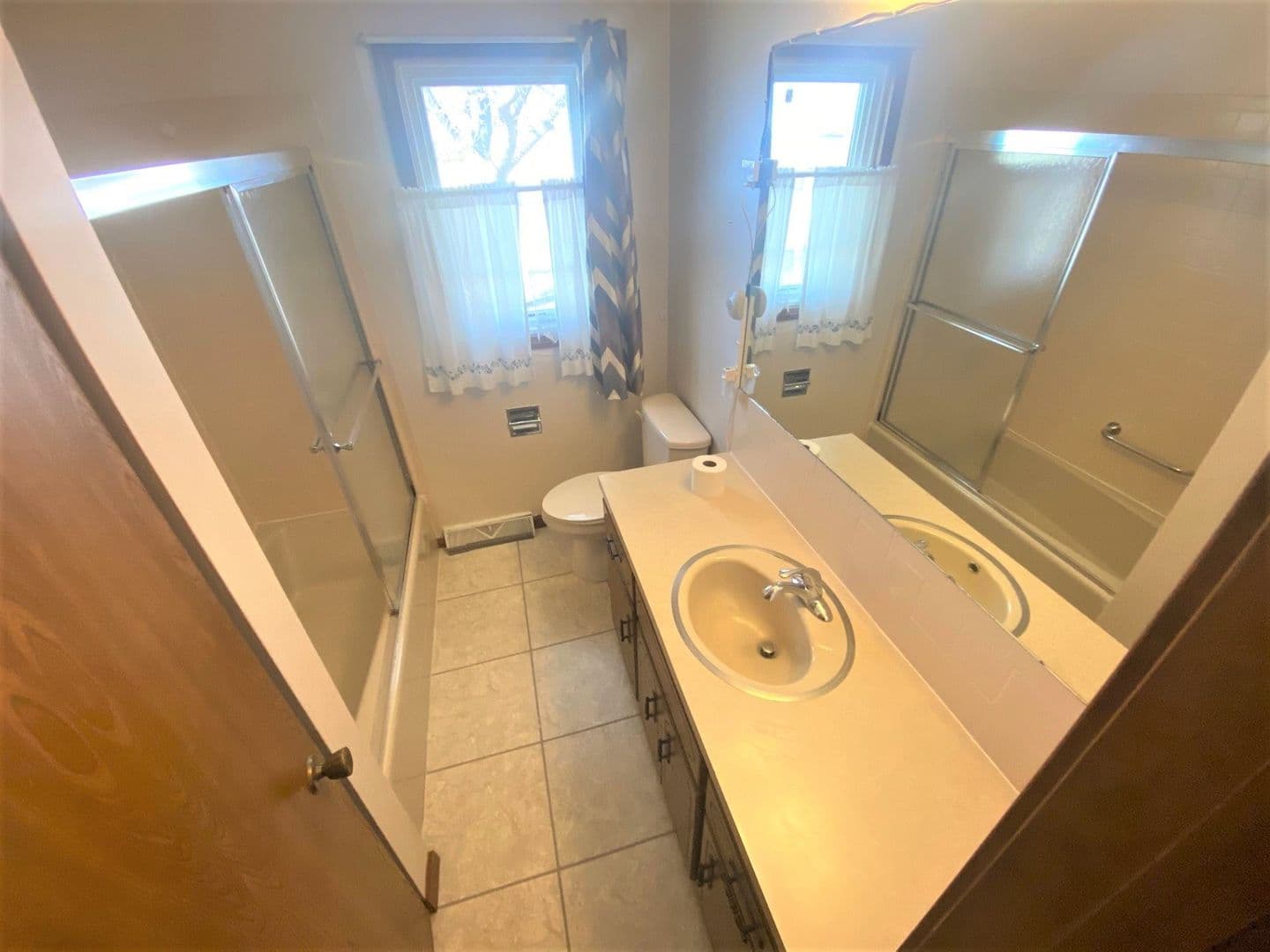 Russell Apartment: 523 West Jewell