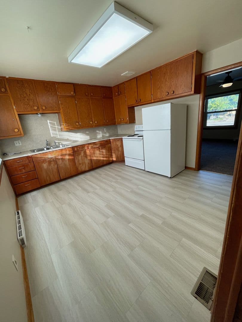 Great Bend Apartment: 1050 Warner