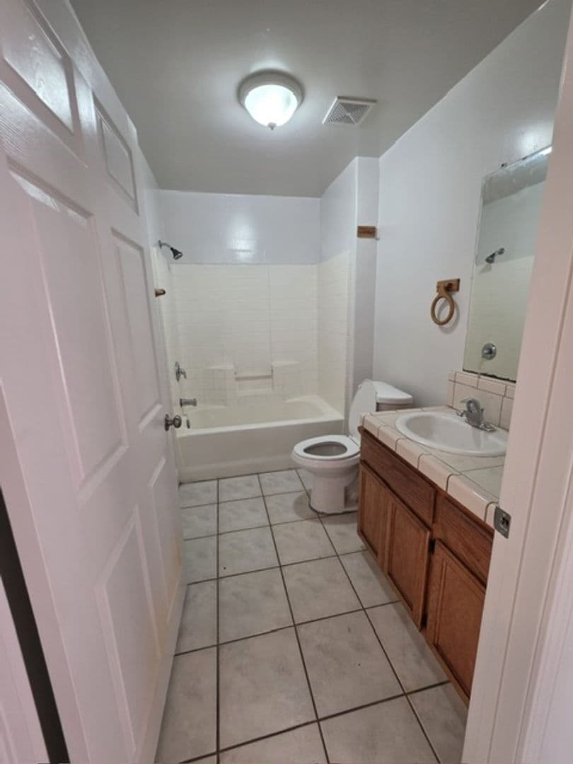 Bakersfield Apartment: 1110 Grace St. A-B