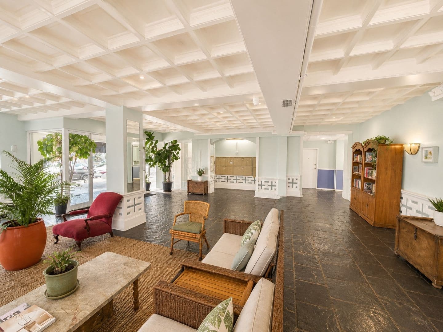 Los Angeles Apartment: 634 S Gramercy Pl