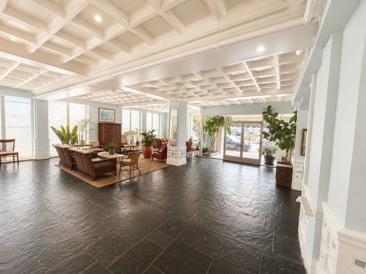 Los Angeles Apartment: 634 S Gramercy Pl