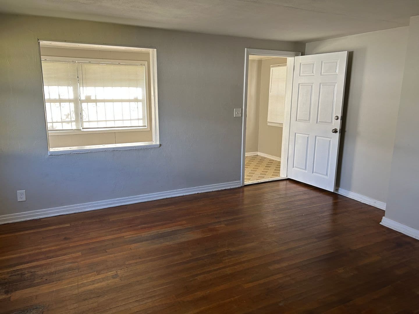 Jacksonville House: 1913 W 9th St