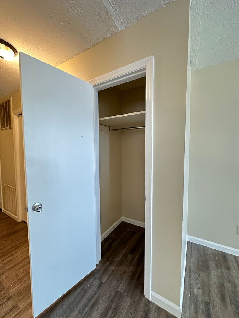 Lexington Apartment: Centre Parkway