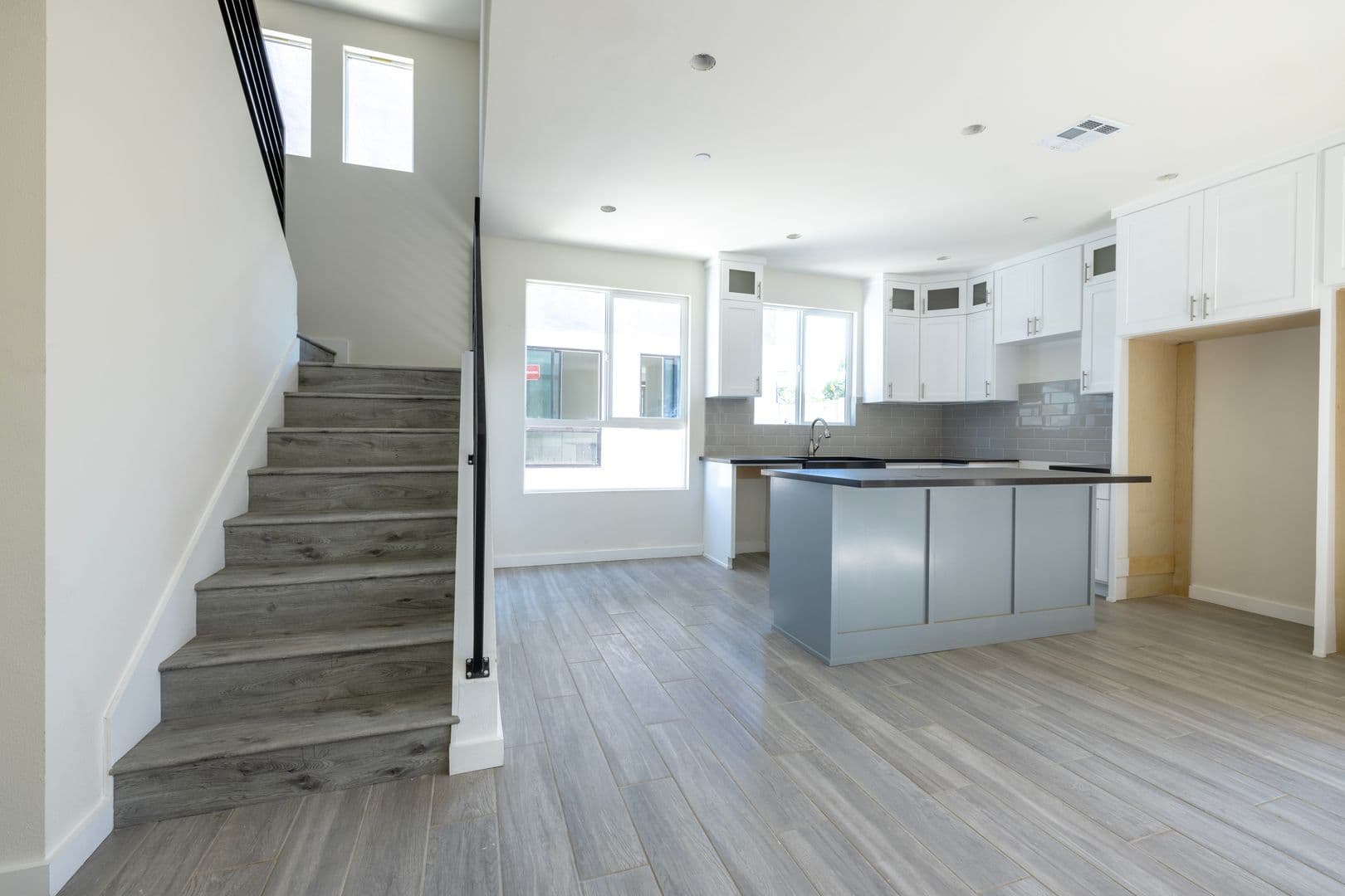 LOS ANGELES Apartment: 1128-1132 W 39TH ST