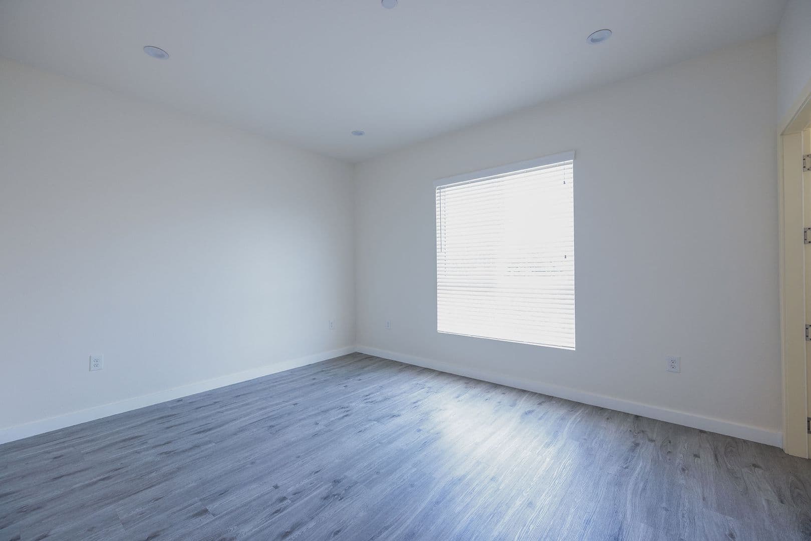 LOS ANGELES Apartment: 1128-1132 W 39TH ST