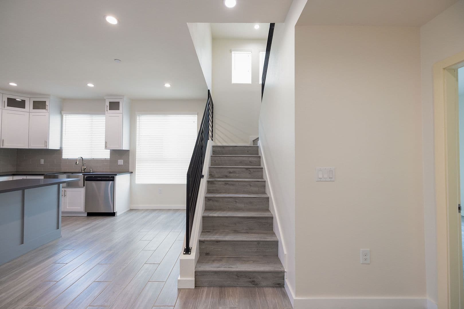LOS ANGELES Apartment: 1128-1132 W 39TH ST