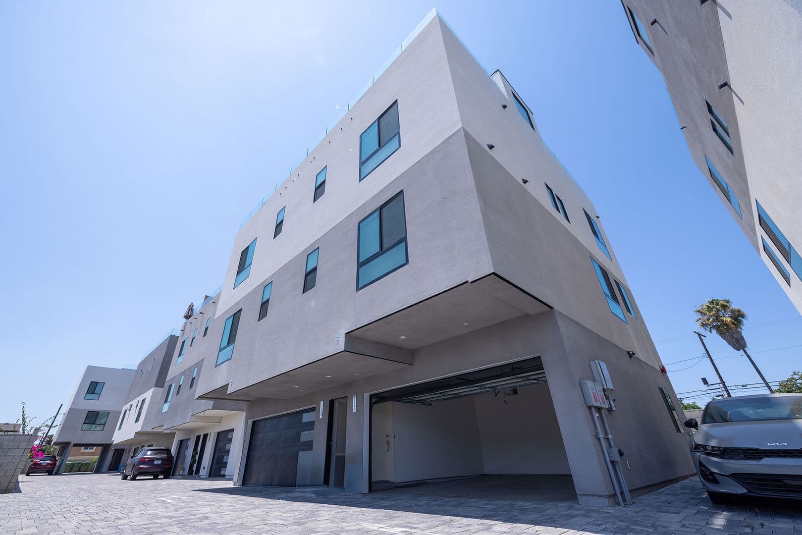 LOS ANGELES Apartment: 1128-1132 W 39TH ST
