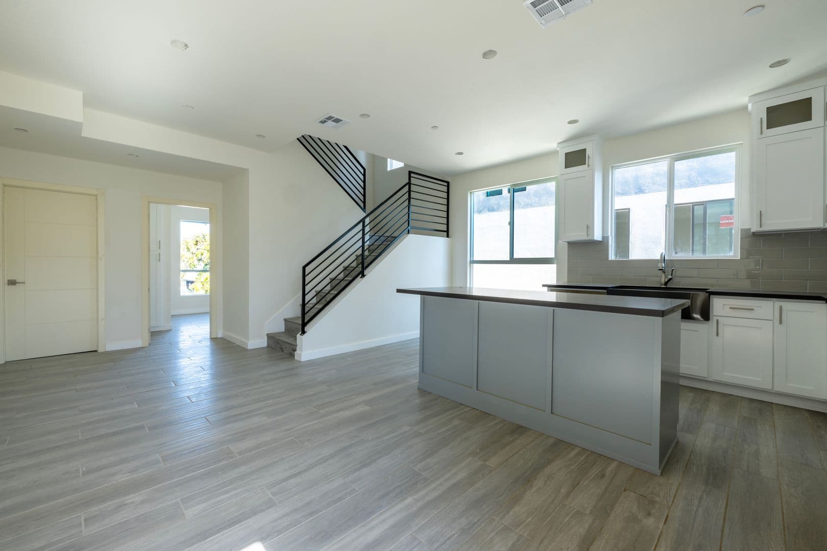 LOS ANGELES Apartment: 1128-1132 W 39TH ST