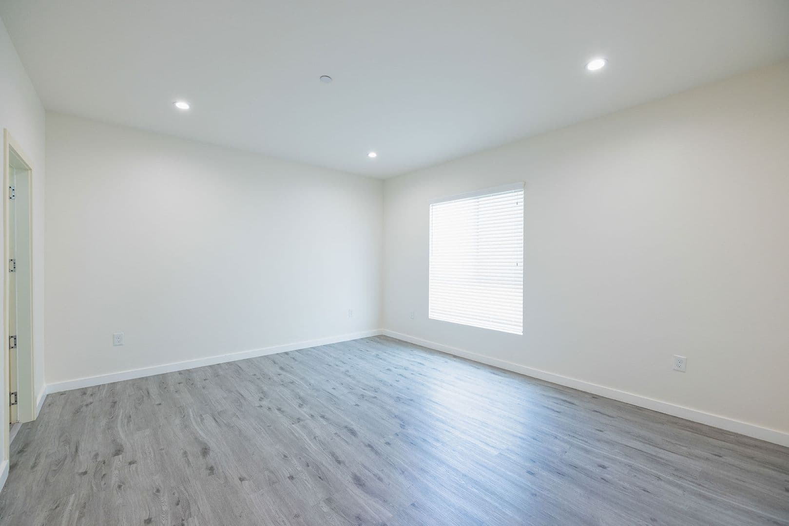 LOS ANGELES Apartment: 1128-1132 W 39TH ST