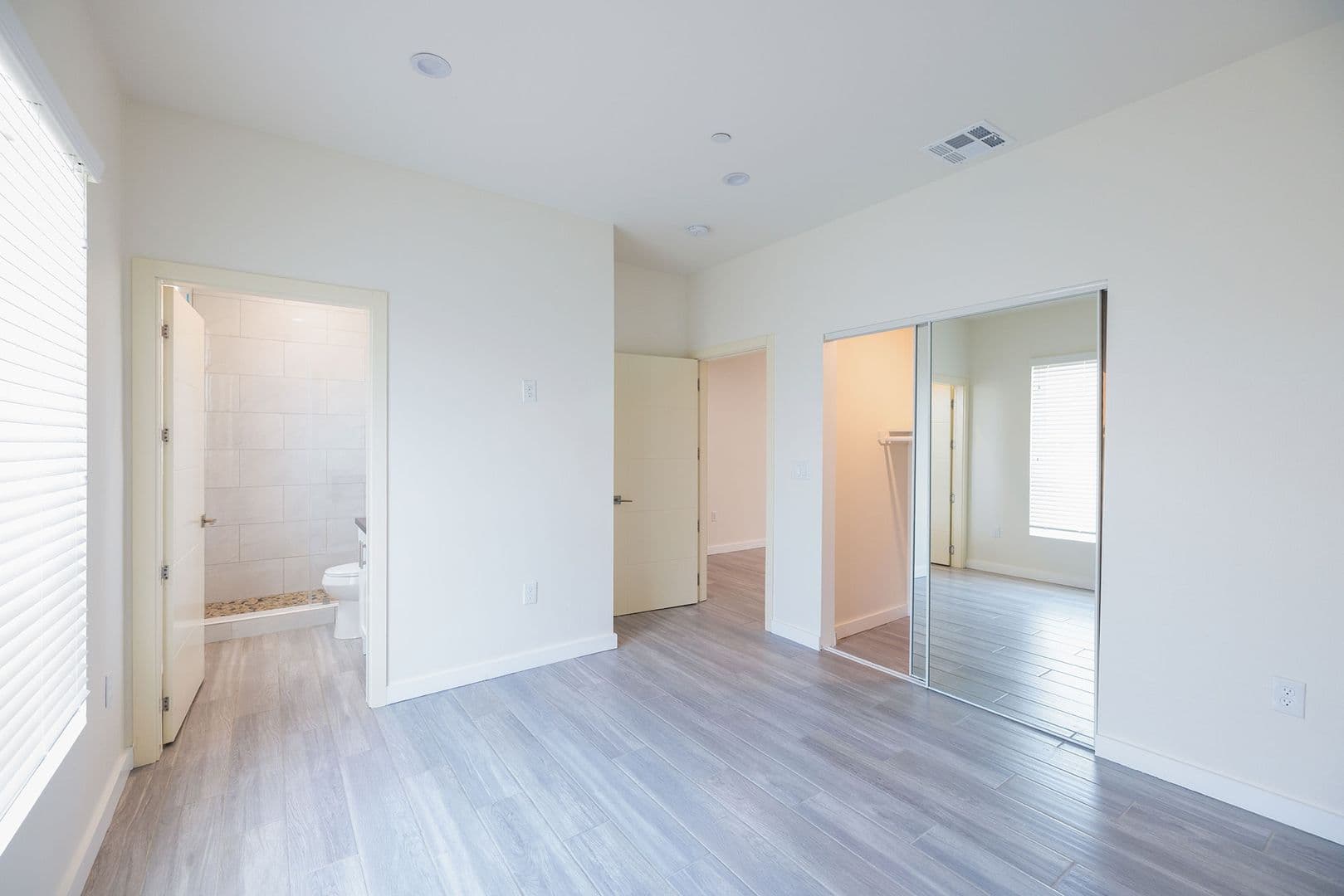 LOS ANGELES Apartment: 1128-1132 W 39TH ST