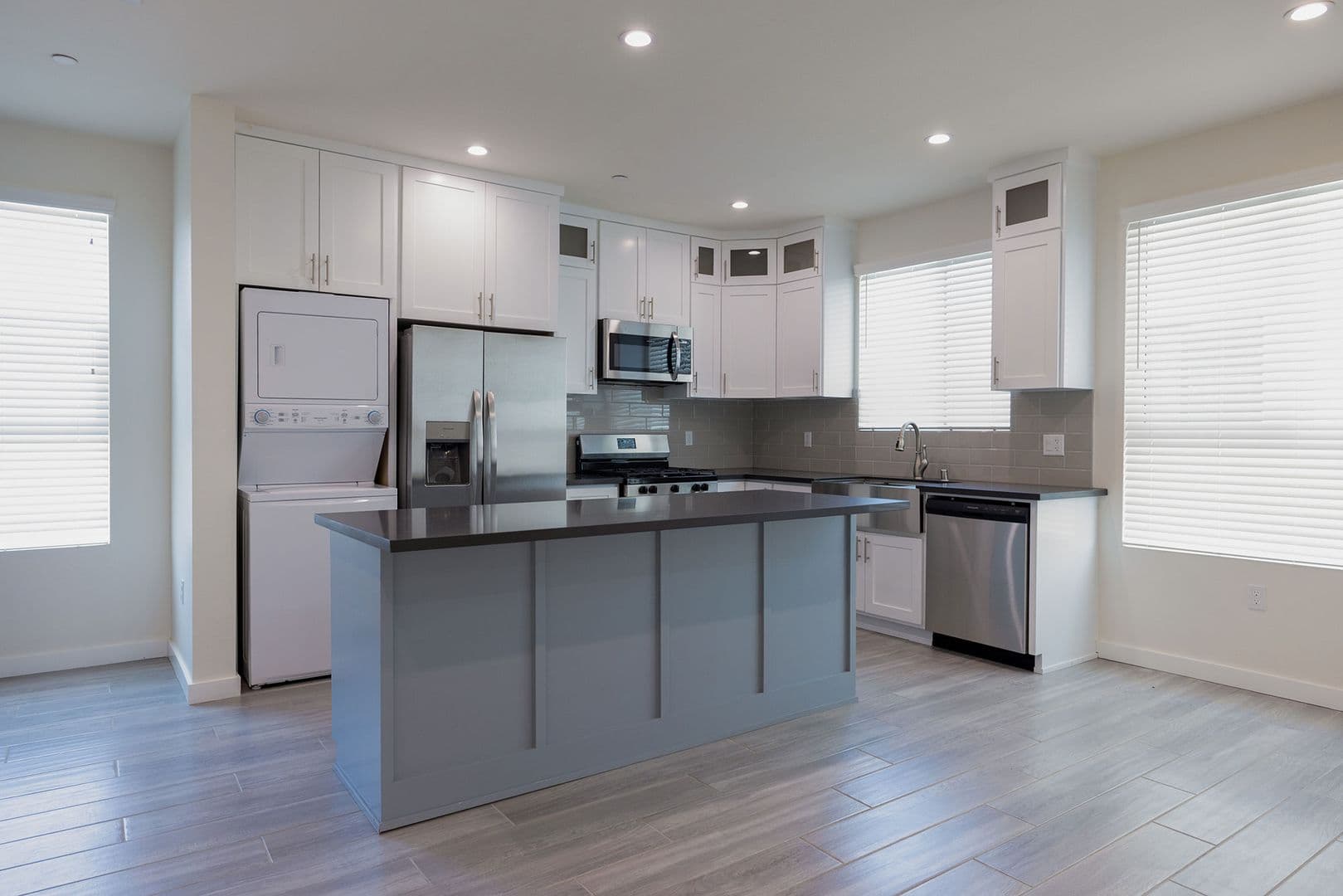 LOS ANGELES Apartment: 1128-1132 W 39TH ST