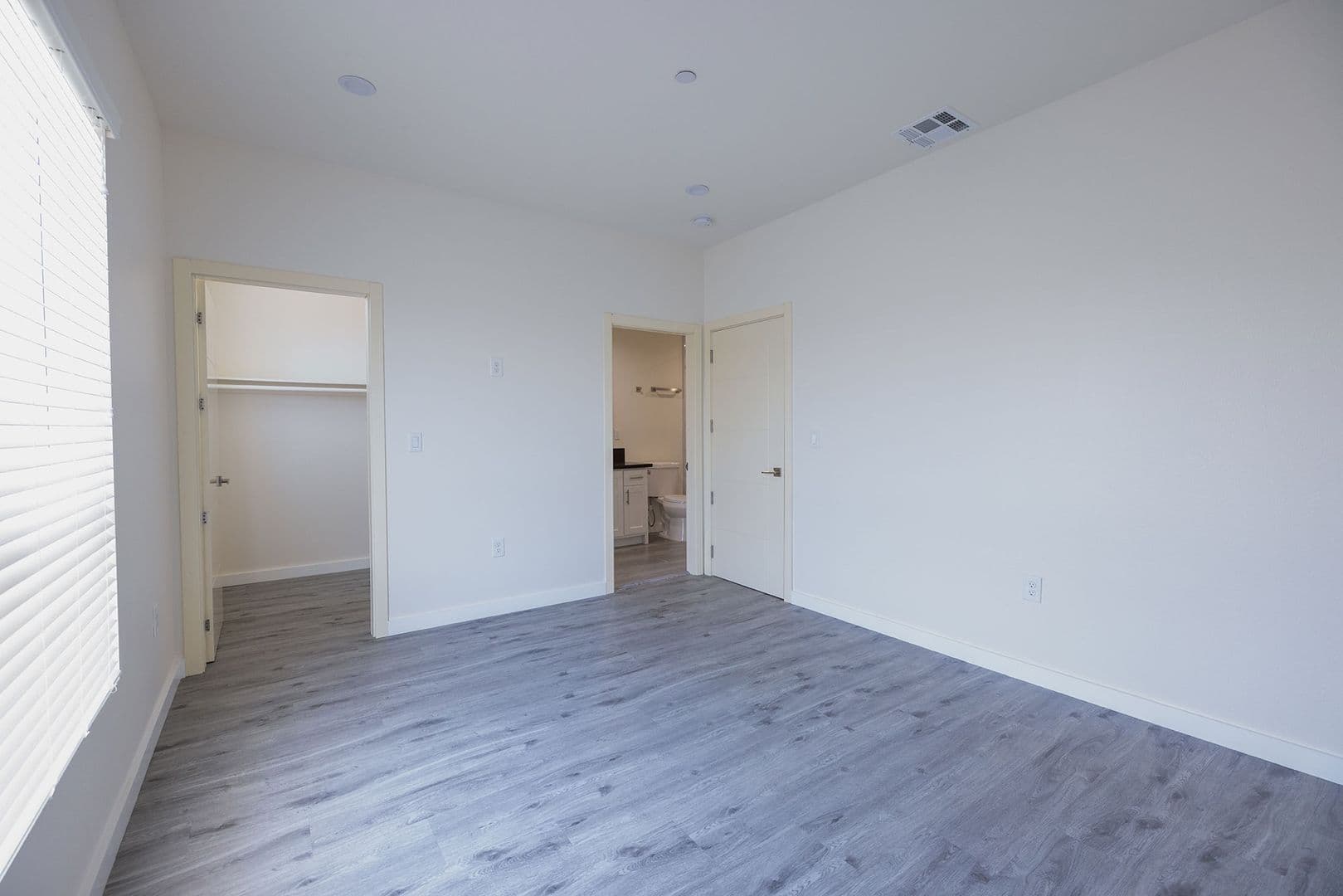 LOS ANGELES Apartment: 1128-1132 W 39TH ST