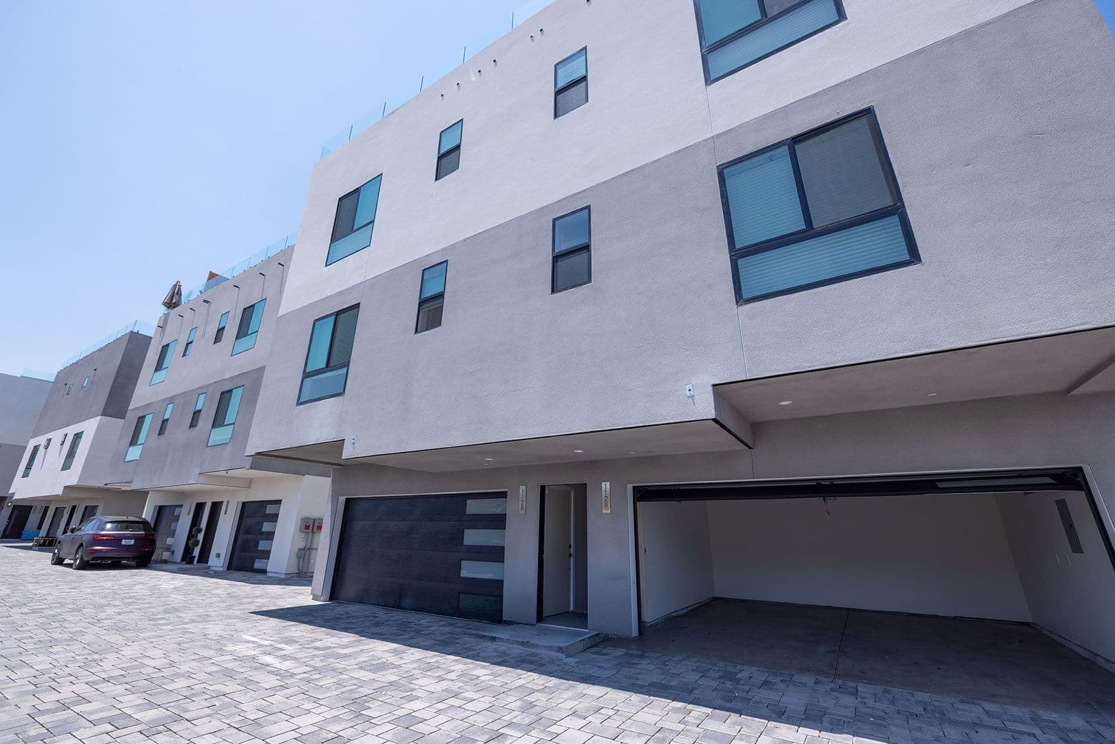 LOS ANGELES Apartment: 1128-1132 W 39TH ST