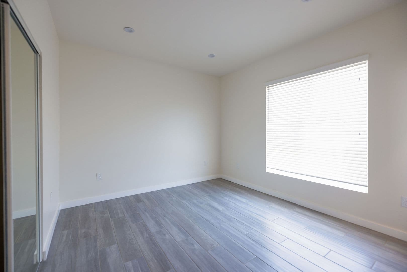 LOS ANGELES Apartment: 1128-1132 W 39TH ST