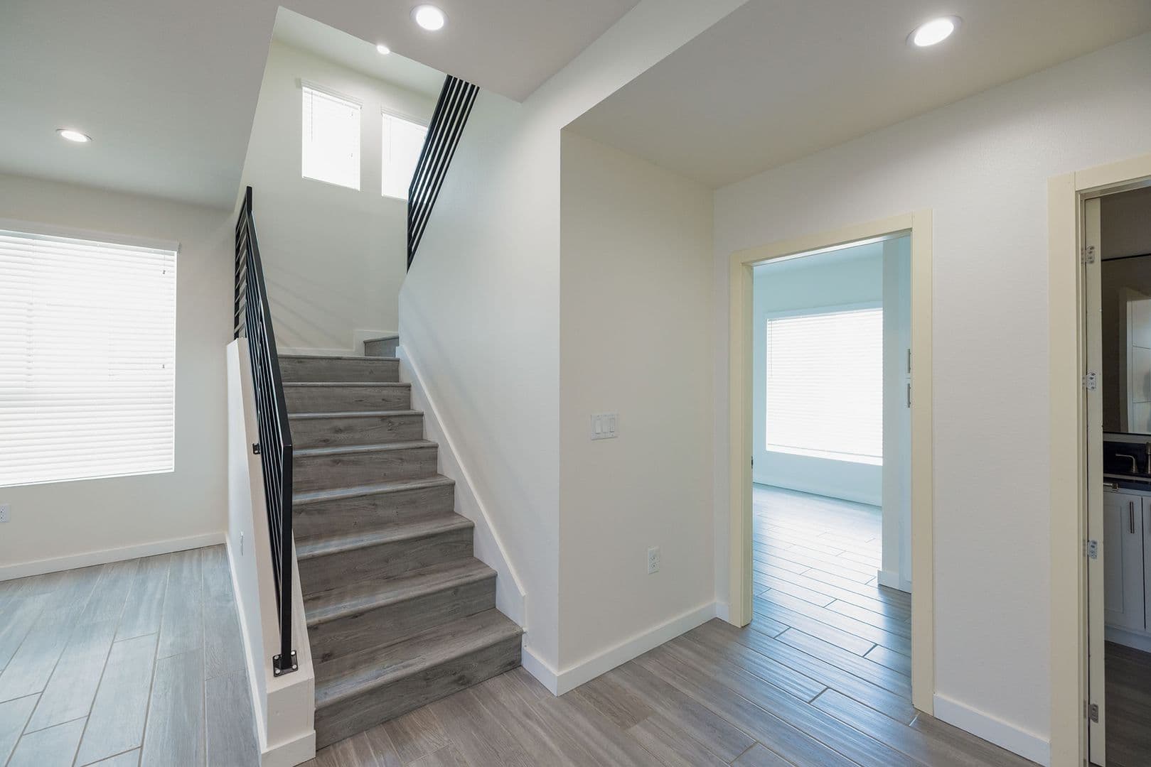 LOS ANGELES Apartment: 1128-1132 W 39TH ST