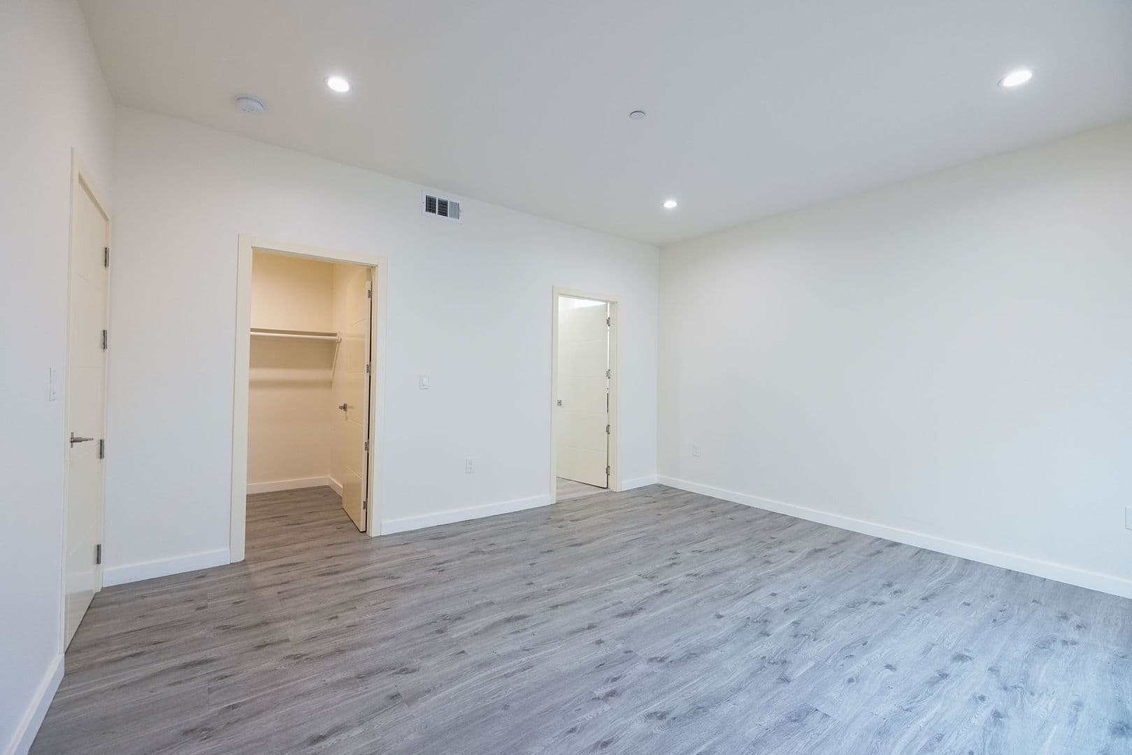 LOS ANGELES Apartment: 1128-1132 W 39TH ST