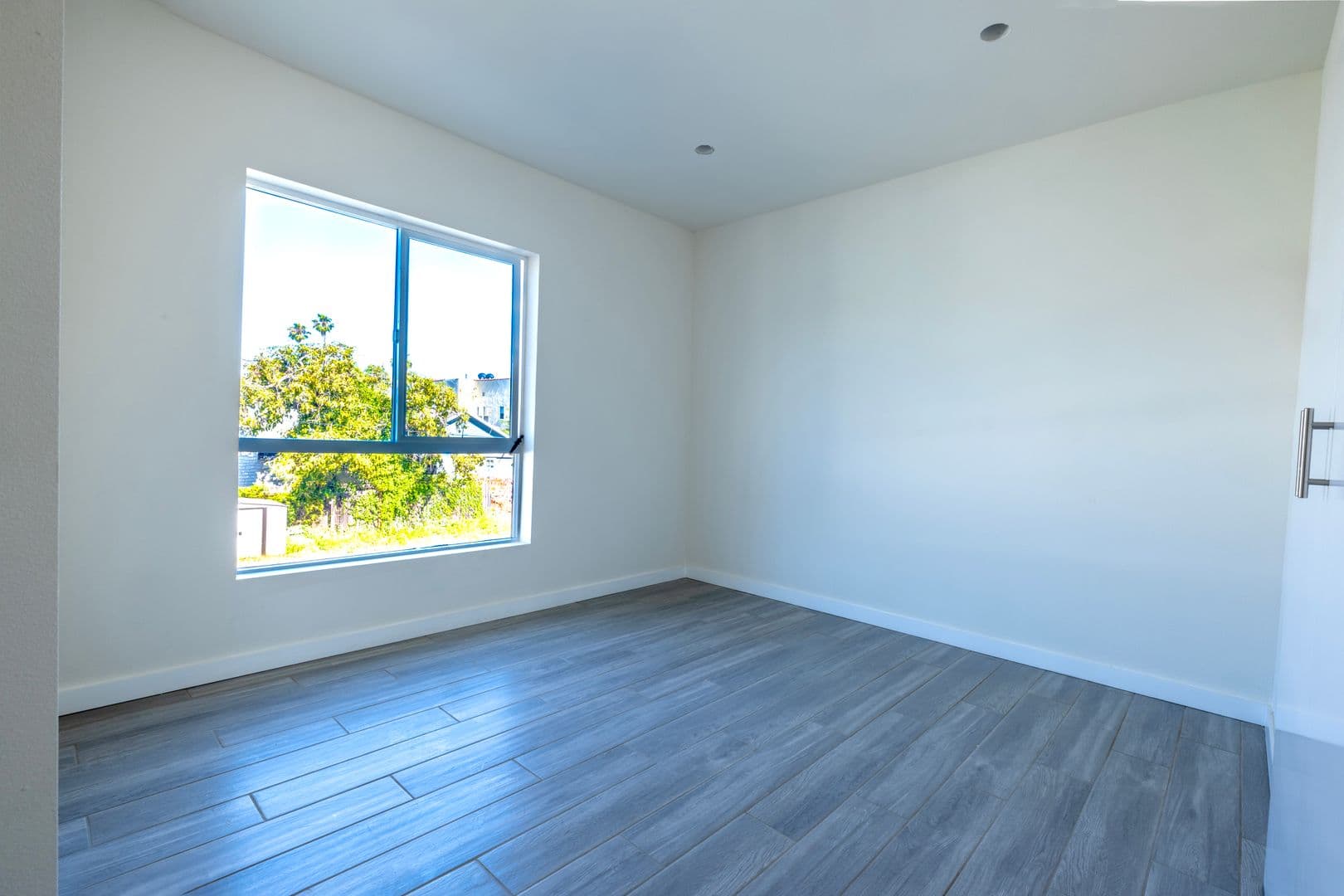 LOS ANGELES Apartment: 1128-1132 W 39TH ST