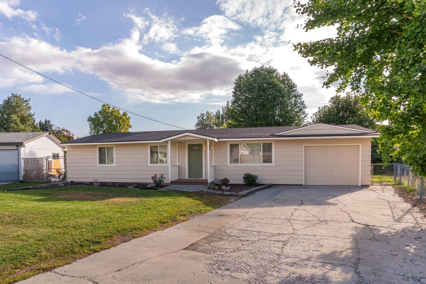 Wenatchee House: 1035 Vista Pl