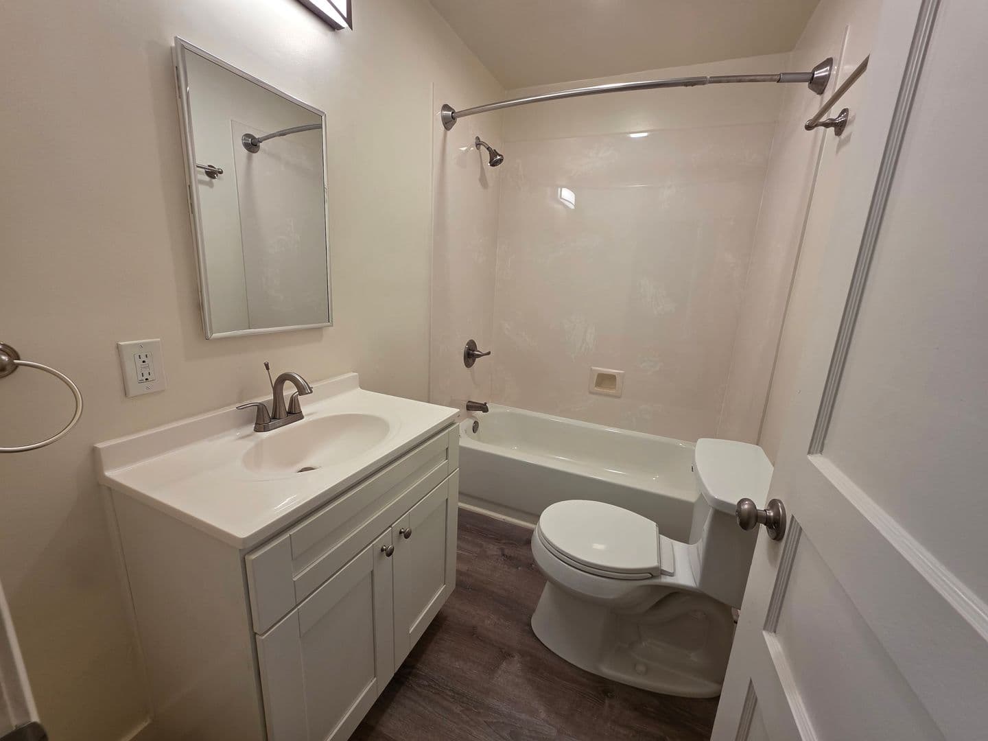 Oakland Apartment: 872 Warfield Ave